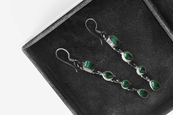 bir kutu içinde küpe