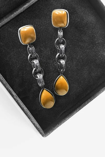 bir kutu içinde küpe