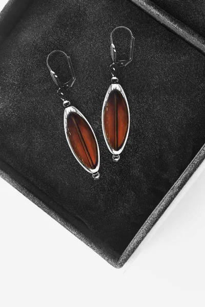 bir kutu içinde küpe