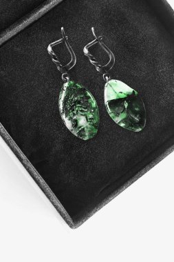 bir kutu içinde küpe