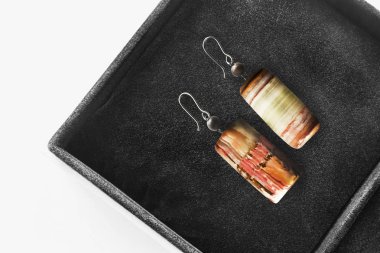 bir kutu içinde küpe