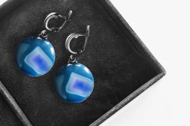 bir kutu içinde küpe