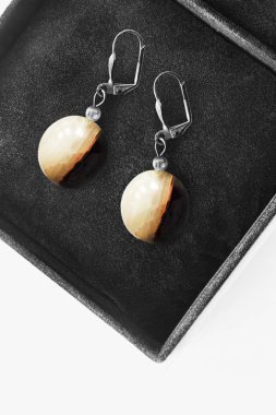 bir kutu içinde küpe