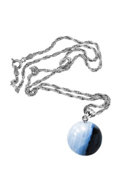 kolye üzerinde beyaz