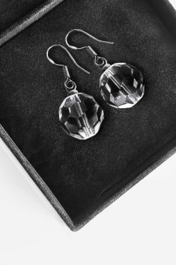 bir kutu içinde küpe