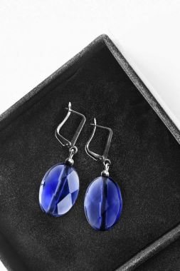 bir kutu içinde küpe