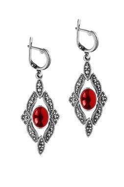 Yakut küpeleri izole