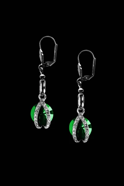 Emerald örhängen isolerade — Stockfoto