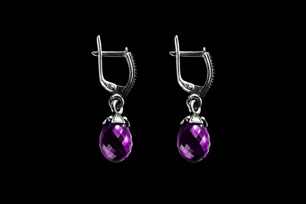 孤立的紫水晶耳环 — 图库照片
