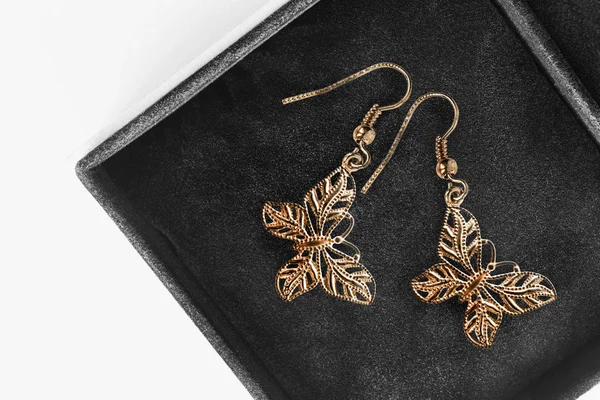 bir kutu içinde küpe