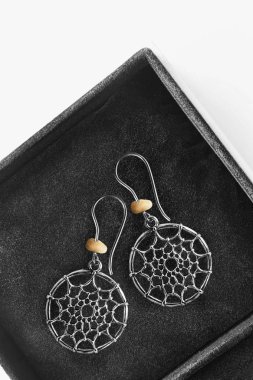 bir kutu içinde küpe