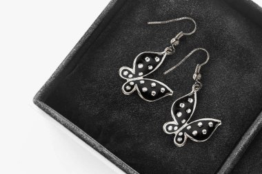 bir kutu içinde küpe