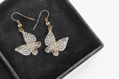 bir kutu içinde küpe