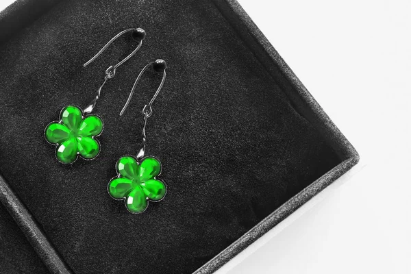 bir kutu içinde küpe