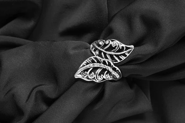 Pierścień na czarnego jedwabiu — Zdjęcie stockowe