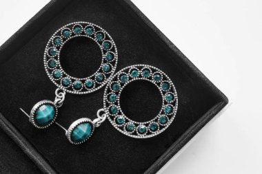 bir kutu içinde küpe