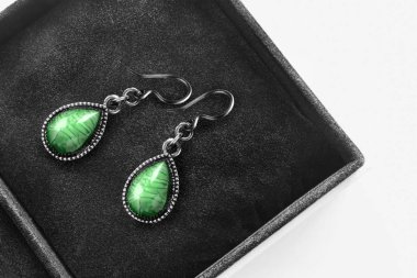 bir kutu içinde küpe