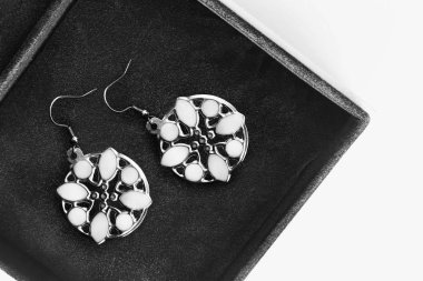 bir kutu içinde küpe