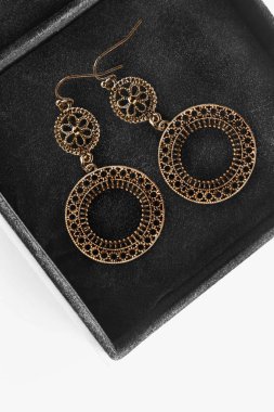 bir kutu içinde küpe