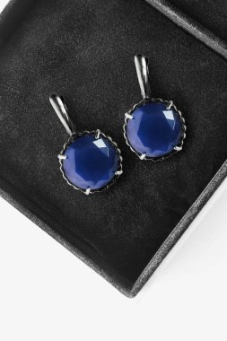 bir kutu içinde küpe