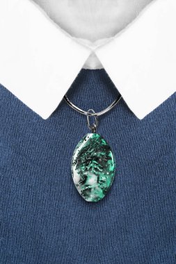 Kazak üzerine kolye