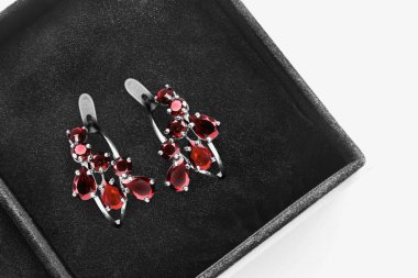 bir kutu içinde küpe