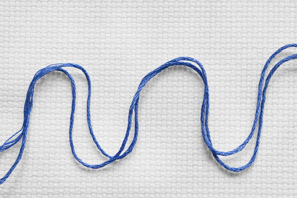 Нить на белом полотне
