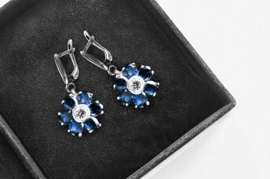 bir kutu içinde küpe