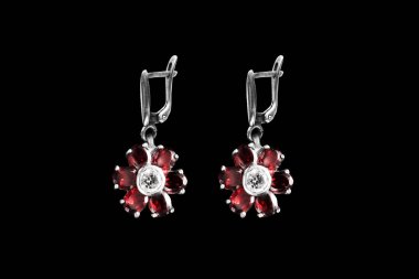 Siyah çiçekler küpe