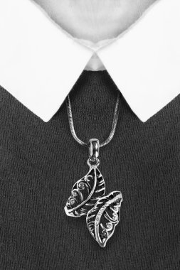 Kolye üzerinde gömlek