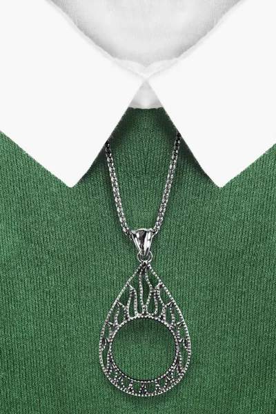 Halskette am Hemd — Stockfoto