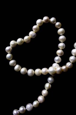 Siyah üstüne sarı inci