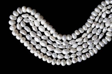 beyaz üzerine siyah inci