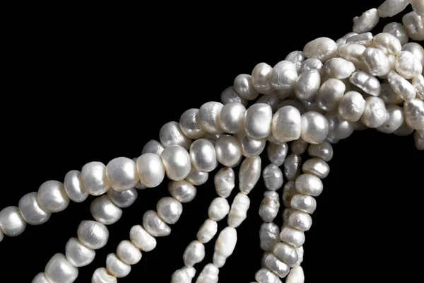 Perle auf schwarzem Hintergrund — Stockfoto