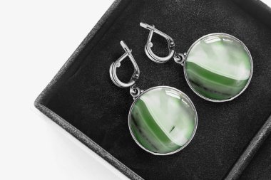 bir kutu içinde küpe