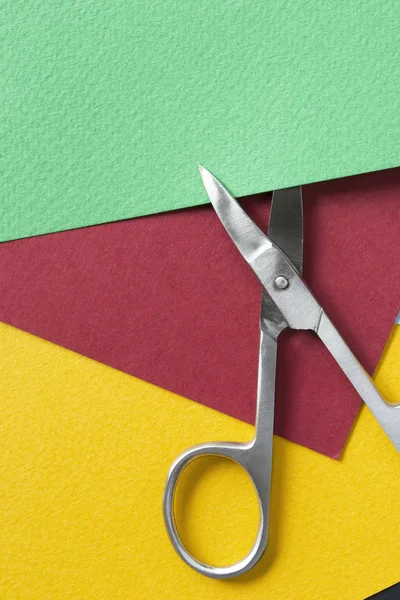 Scissors cutting paper — Stock Photo, Image