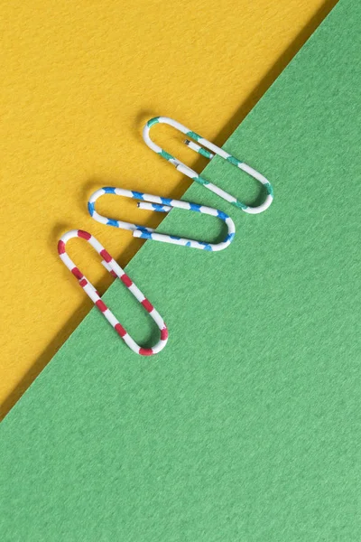 Papel y clips coloridos — Foto de Stock