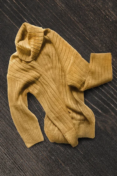 Sweter na podłoże drewniane — Zdjęcie stockowe