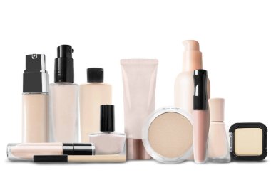 Bej kozmetik ürünleri izole