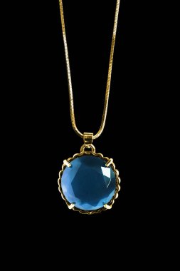 Safir kolye izole