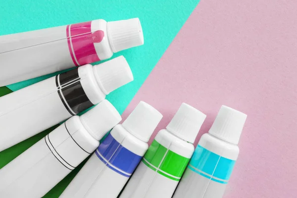 Renkli boya tüpleri ve kağıt — Stok fotoğraf