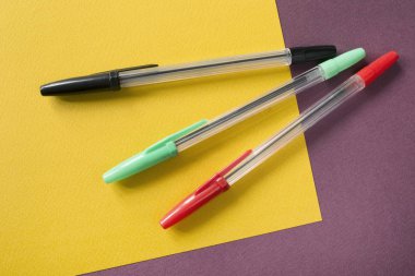 Renkli kalemler ve kağıt