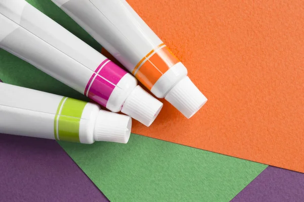 Tintas coloridas e papel — Fotografia de Stock