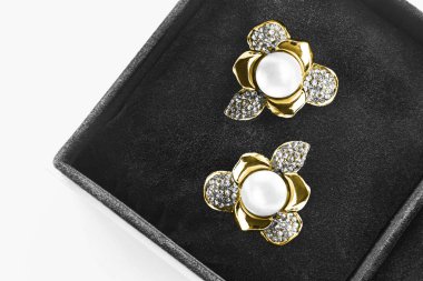 bir kutu içinde küpe