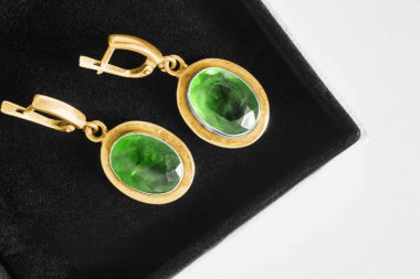 bir kutu içinde küpe