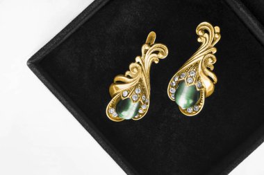 bir kutu içinde küpe