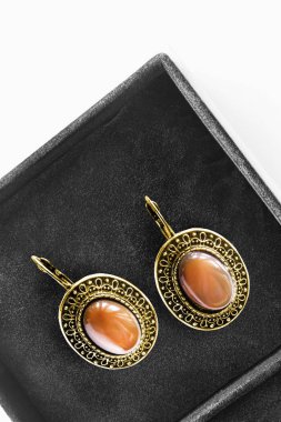 bir kutu içinde küpe