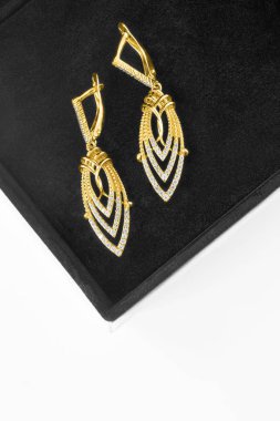 bir kutu içinde küpe