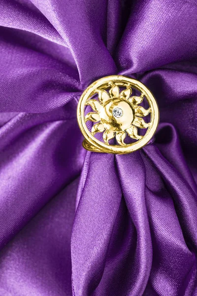 紫のサテンのリング — ストック写真