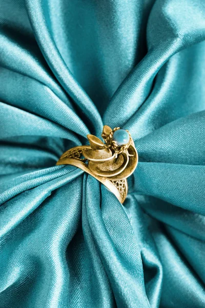 Ring auf blauem Satin — Stockfoto